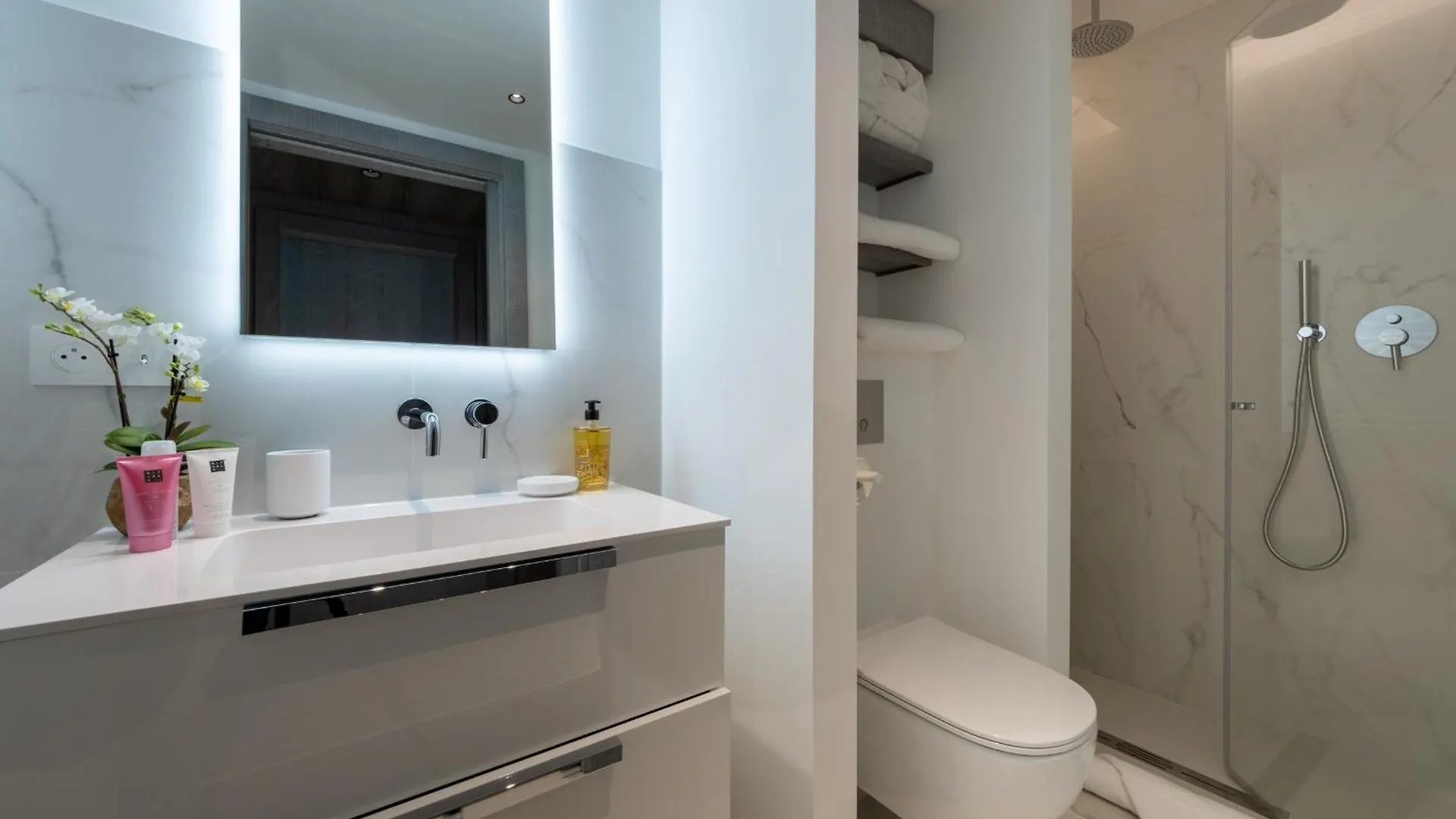 Appartement De Luxe A Courchevel: 5 Chambres, Terrasse Et Service De Conciergerie - Fr-1-613A-37 France