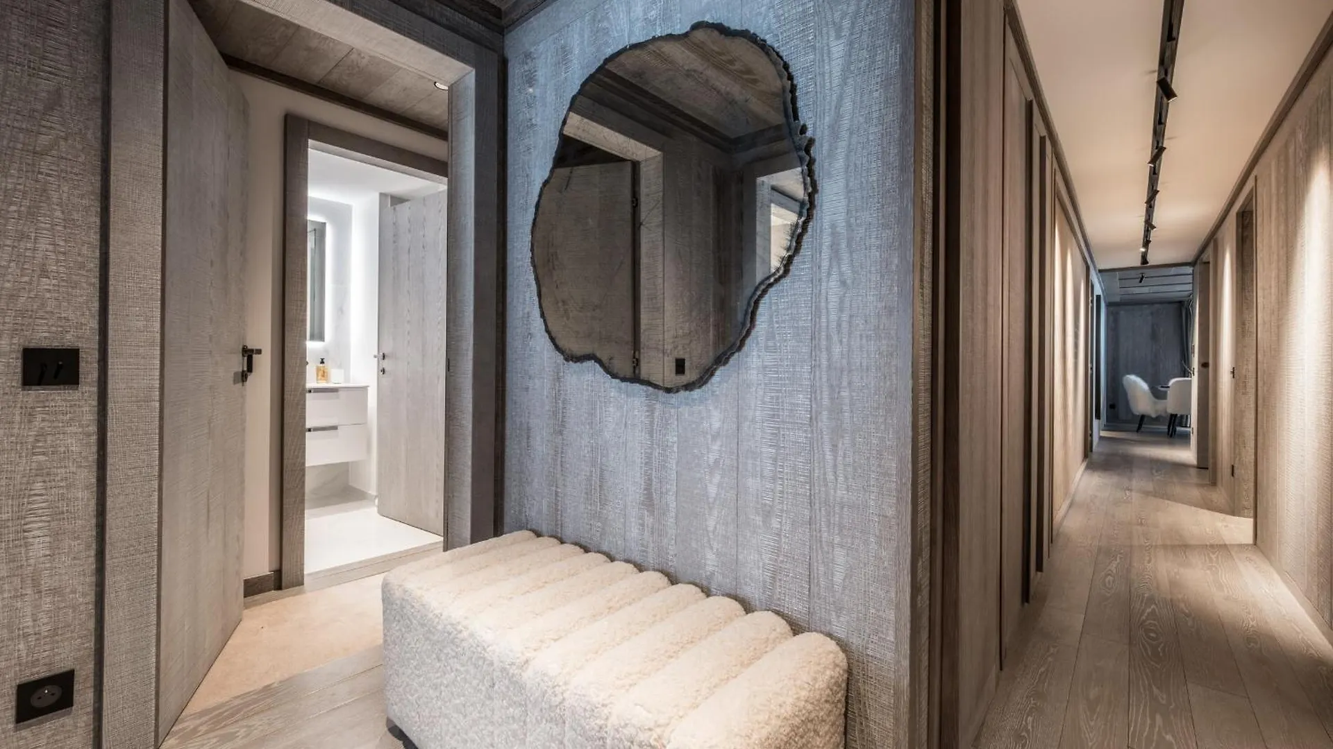 Appartement De Luxe A Courchevel: 5 Chambres, Terrasse Et Service De Conciergerie - Fr-1-613A-37 France